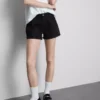 Jeansshorts med medelhög midja och uppvikt kant
