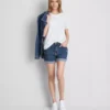 Jeansshorts med medelhög midja och uppvikt kant
