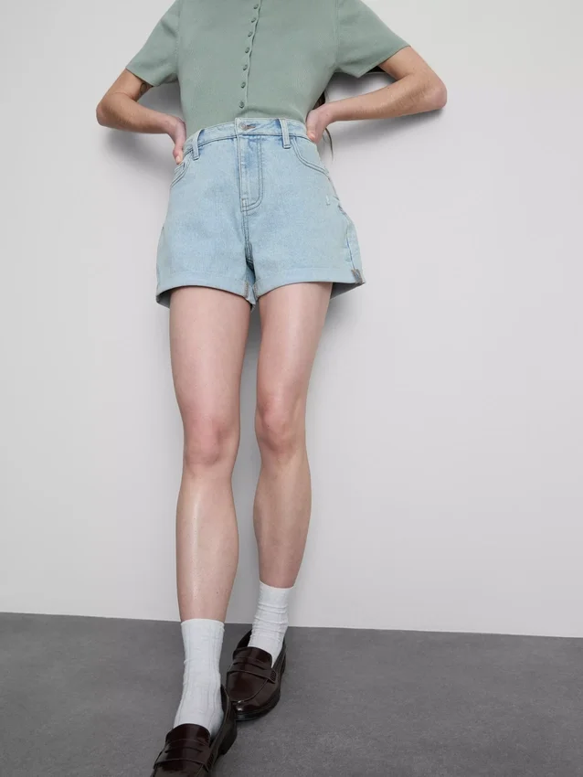 Jeansshorts med medelhög midja och uppvikt kant