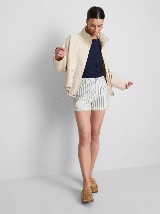 Jeansshorts med medelhög midja och uppvikt kant