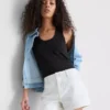 Jeansshorts med medelhög midja och uppvikt kant
