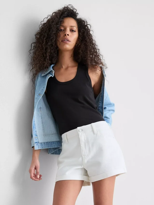 Jeansshorts med medelhög midja och uppvikt kant