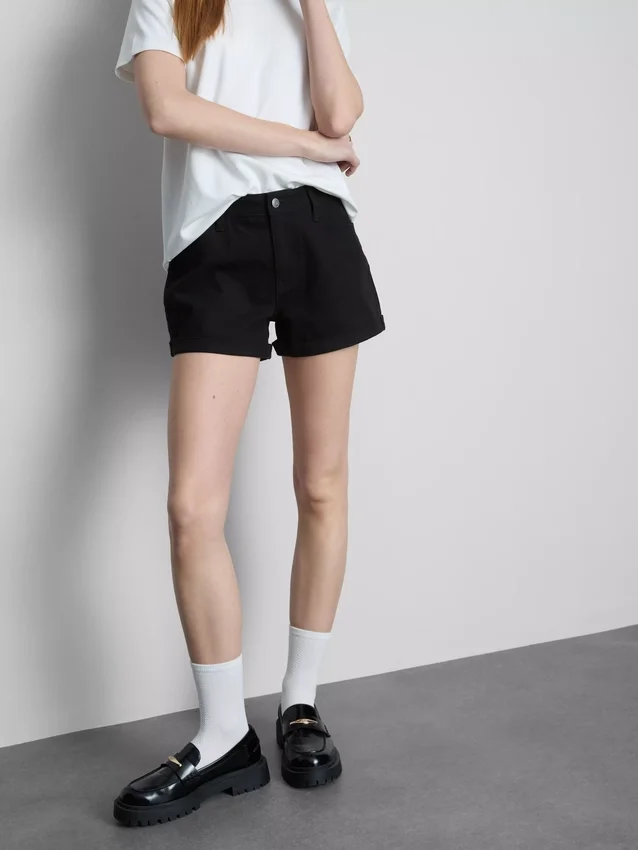 Jeansshorts med medelhög midja och uppvikt kant