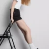 Jeansshorts med medelhög midja och uppvikt kant