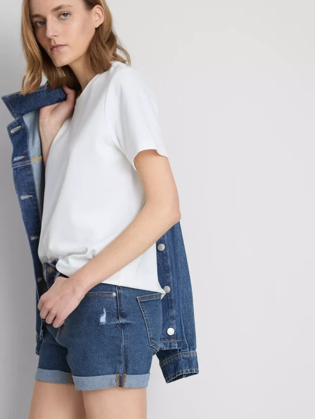 Jeansshorts med medelhög midja och uppvikt kant