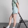 Jeansshorts med medelhög midja och uppvikt kant