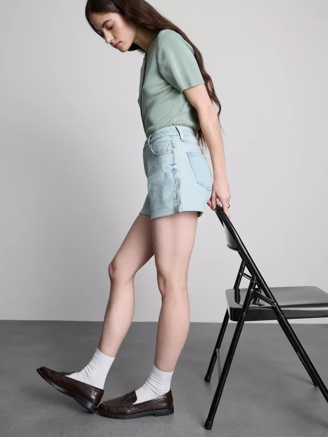 Jeansshorts med medelhög midja och uppvikt kant
