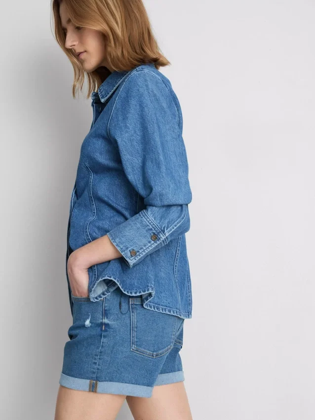 Jeansshorts med medelhög midja och uppvikt kant