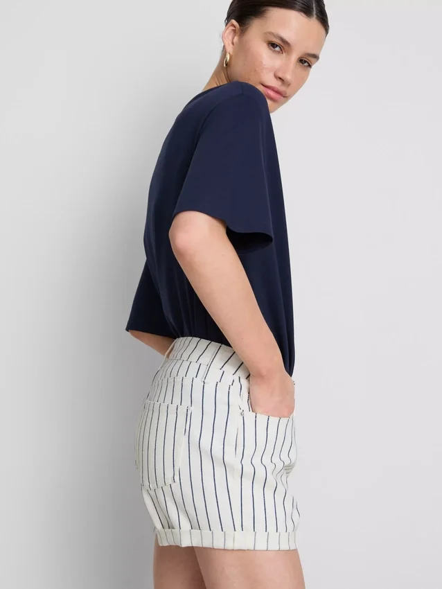 Jeansshorts med medelhög midja och uppvikt kant