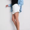 Jeansshorts med medelhög midja och uppvikt kant
