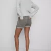 Jeansshorts med medelhög midja och uppvikt kant