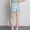 Jeansshorts med medelhög midja och uppvikt kant
