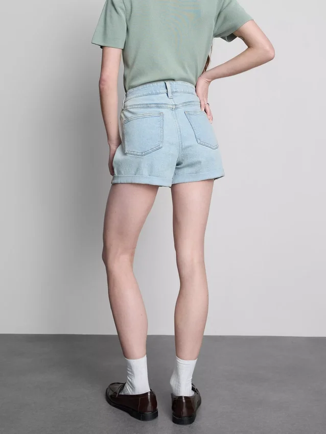 Jeansshorts med medelhög midja och uppvikt kant