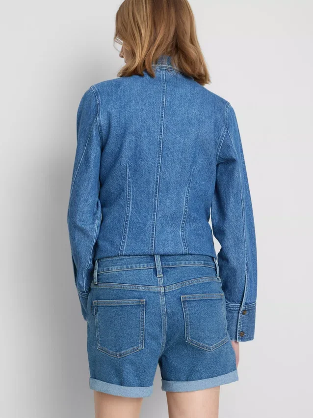 Jeansshorts med medelhög midja och uppvikt kant