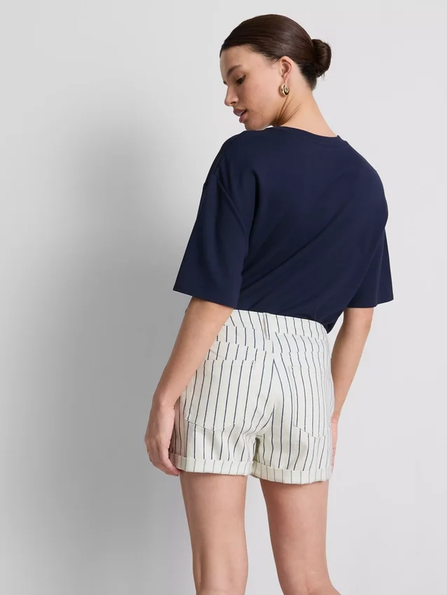 Jeansshorts med medelhög midja och uppvikt kant