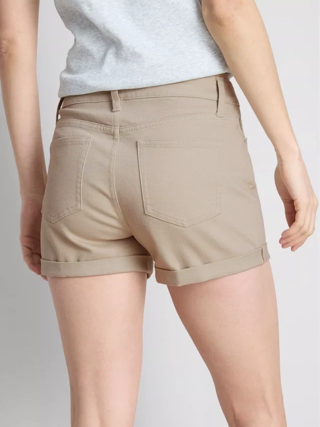 Jeansshorts med medelhög midja och uppvikt kant