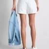 Jeansshorts med medelhög midja och uppvikt kant