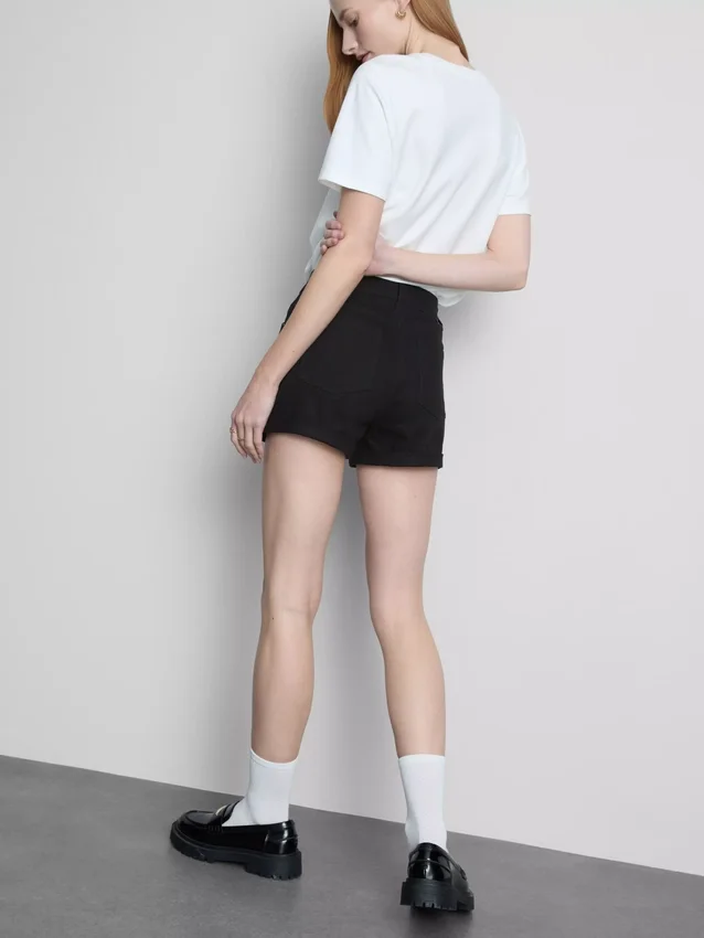 Jeansshorts med medelhög midja och uppvikt kant