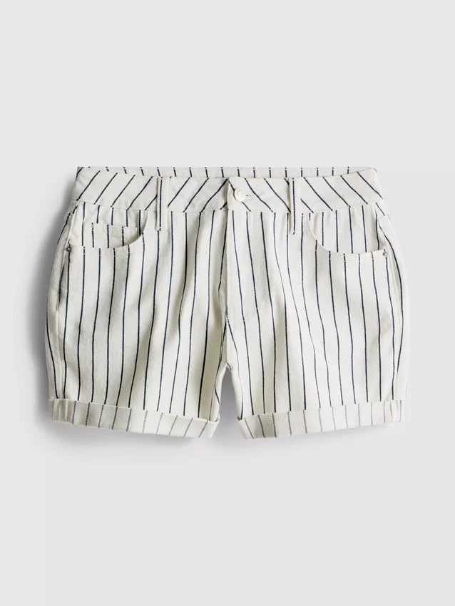 Jeansshorts med medelhög midja och uppvikt kant