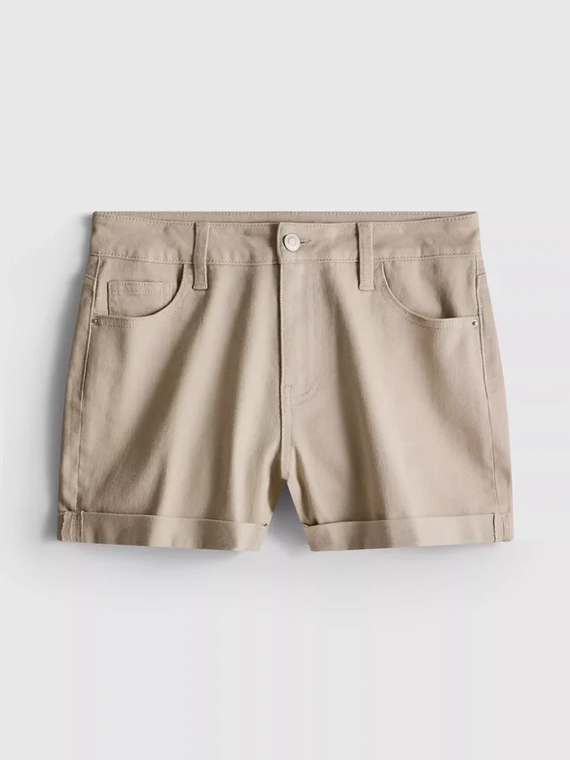 Jeansshorts med medelhög midja och uppvikt kant