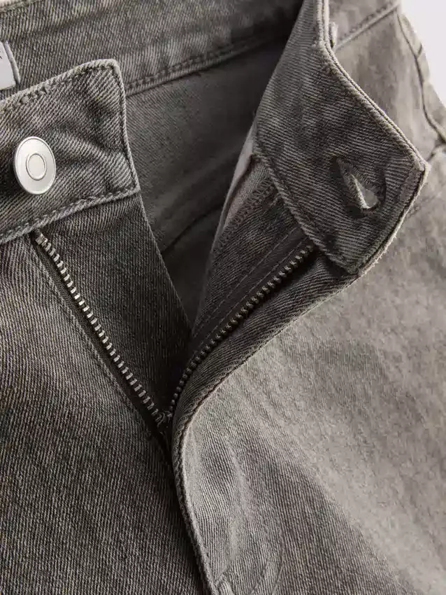 Jeansshorts med medelhög midja och uppvikt kant