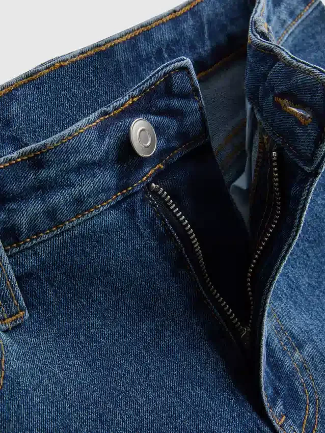 Jeansshorts med medelhög midja och uppvikt kant