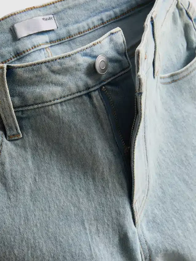 Jeansshorts med medelhög midja och uppvikt kant