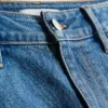 Jeansshorts med medelhög midja och uppvikt kant