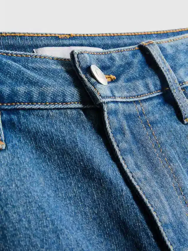Jeansshorts med medelhög midja och uppvikt kant
