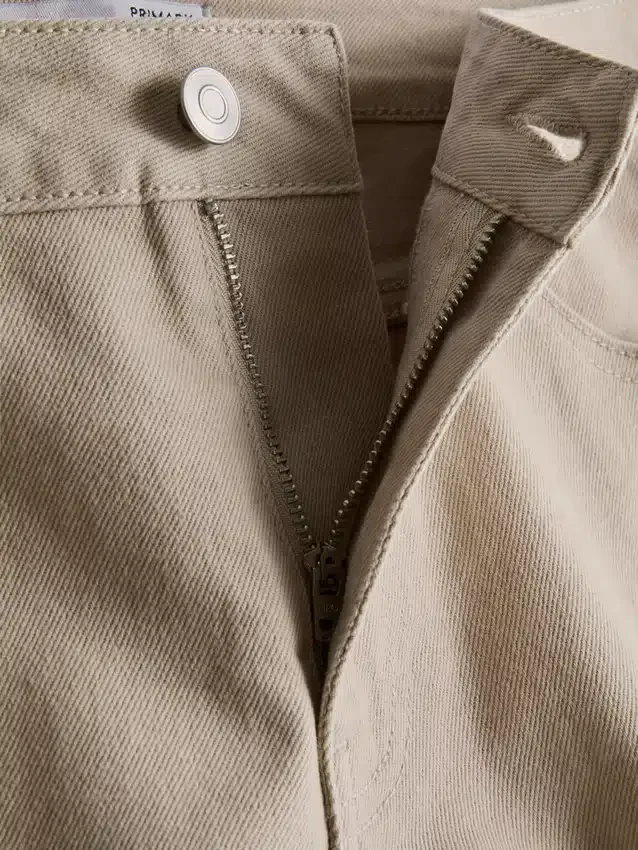 Jeansshorts med medelhög midja och uppvikt kant