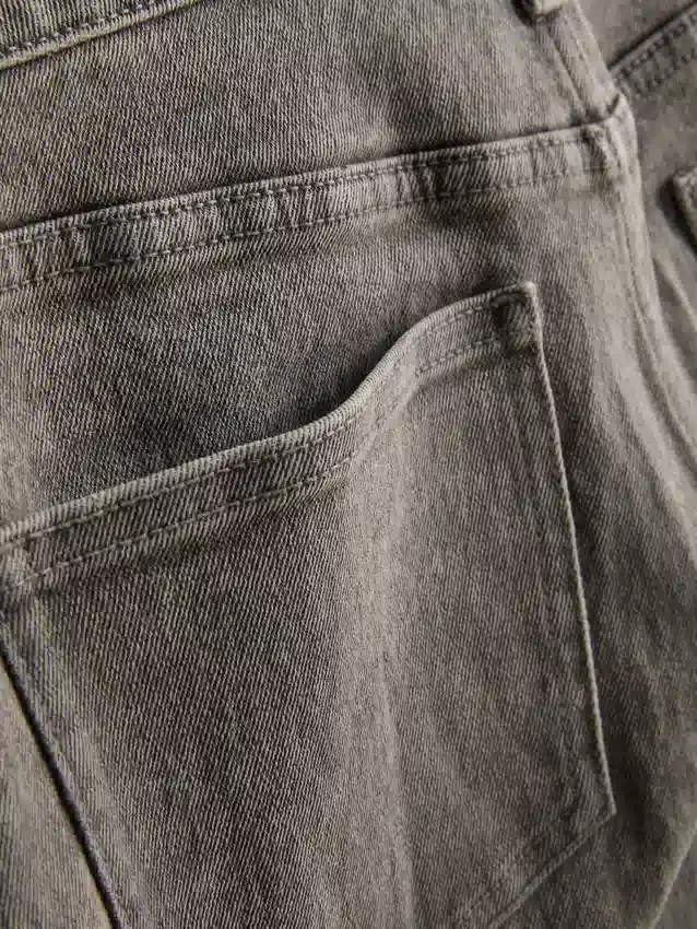 Jeansshorts med medelhög midja och uppvikt kant