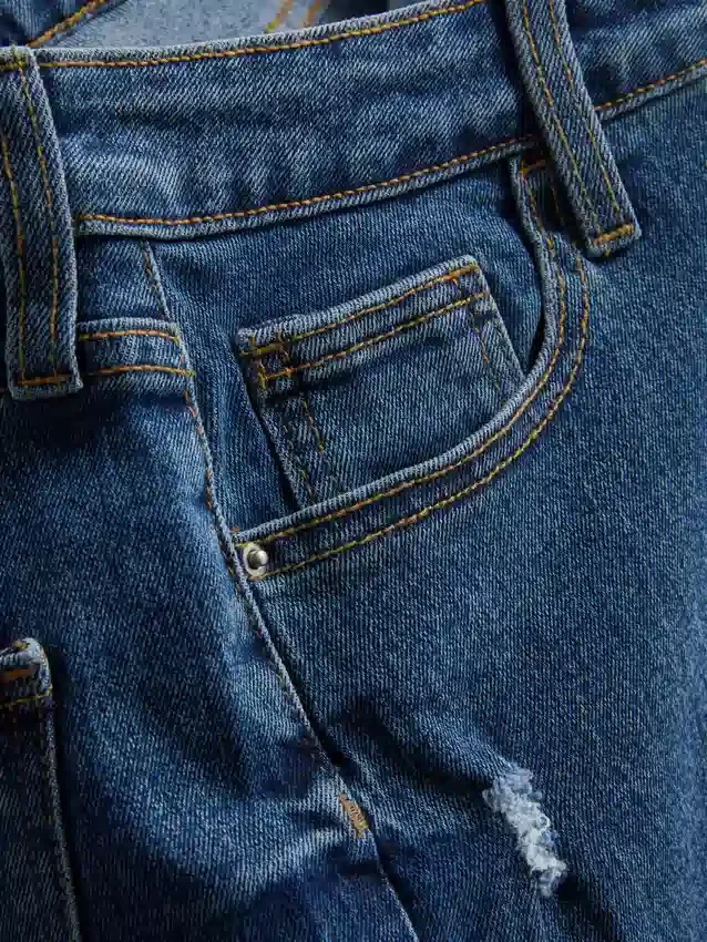 Jeansshorts med medelhög midja och uppvikt kant
