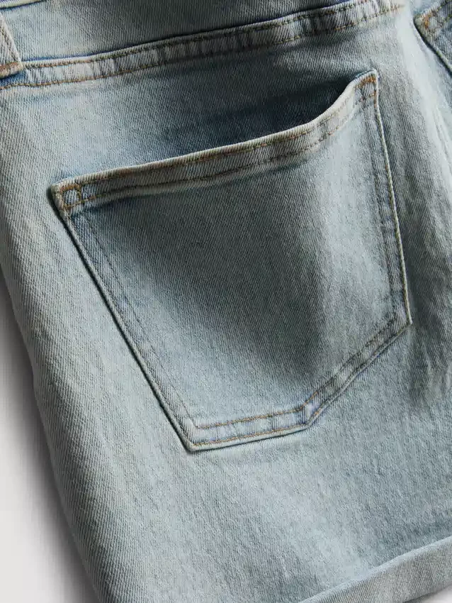 Jeansshorts med medelhög midja och uppvikt kant