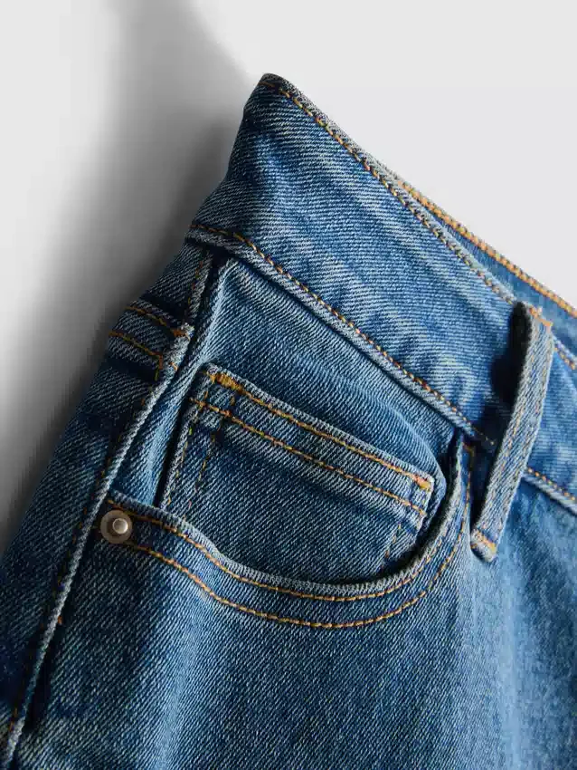 Jeansshorts med medelhög midja och uppvikt kant