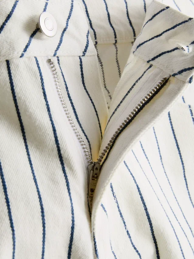 Jeansshorts med medelhög midja och uppvikt kant