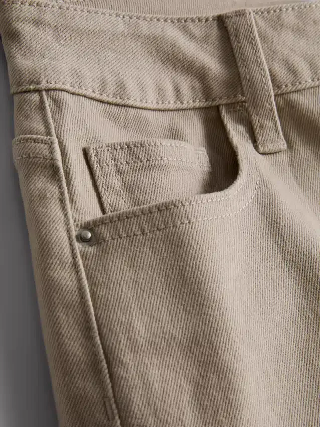 Jeansshorts med medelhög midja och uppvikt kant