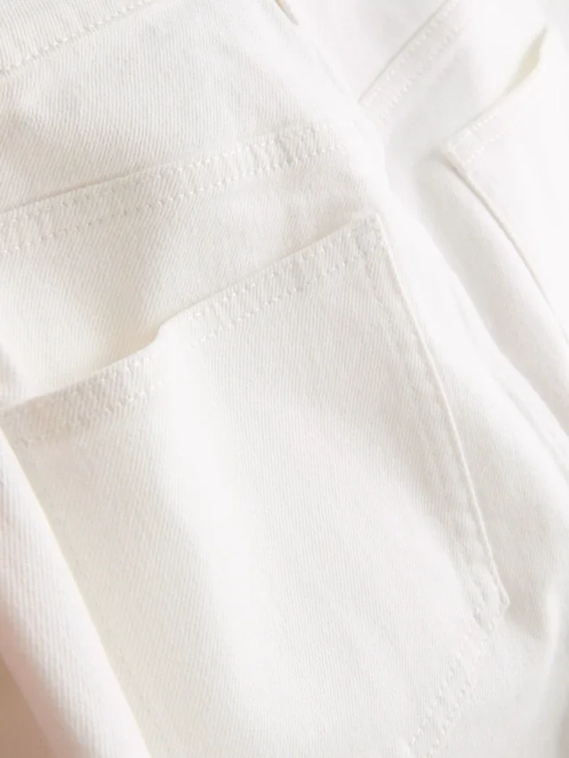 Jeansshorts med medelhög midja och uppvikt kant