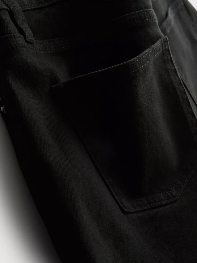 Jeansshorts med medelhög midja och uppvikt kant