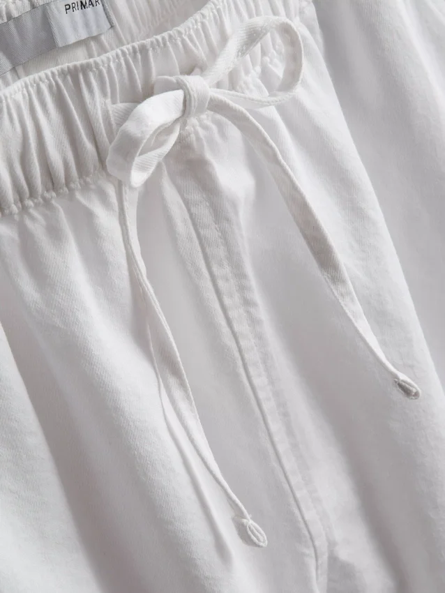 Jeansshorts med volang i nederkanten