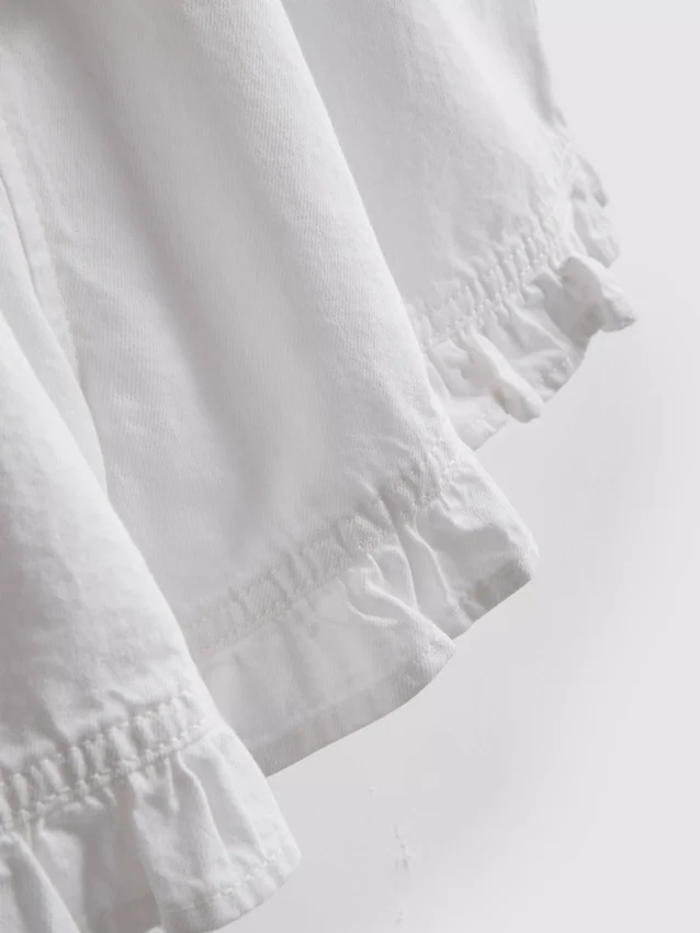 Jeansshorts med volang i nederkanten