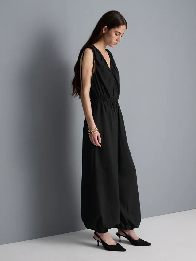 Jumpsuit med V-ringning och ballongben