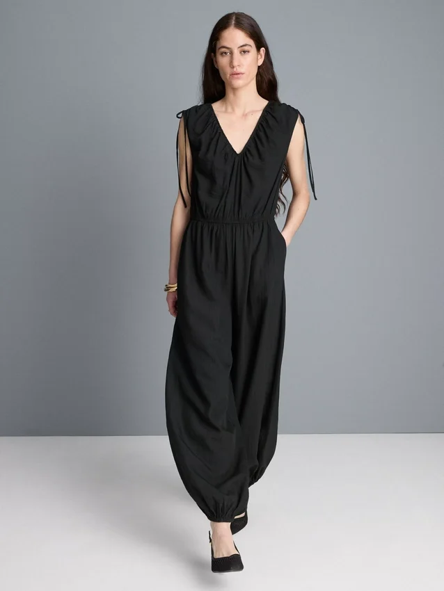 Jumpsuit med V-ringning och ballongben