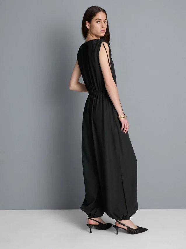 Jumpsuit med V-ringning och ballongben