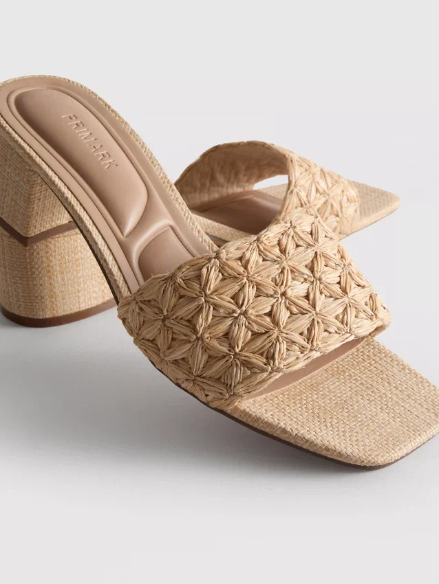 Klackskor med blockklack i raffia