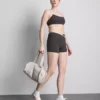 Kontrastfärgade korsade träningsshorts