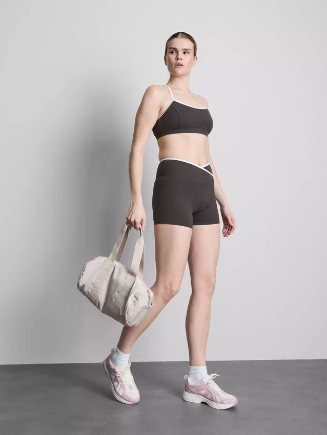 Kontrastfärgade korsade träningsshorts