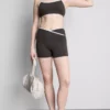 Kontrastfärgade korsade träningsshorts