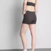Kontrastfärgade korsade träningsshorts