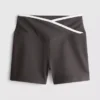 Kontrastfärgade korsade träningsshorts