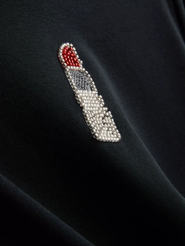 Kort baby-T-shirt med pärlbroderi i bomullsrik kvalitet